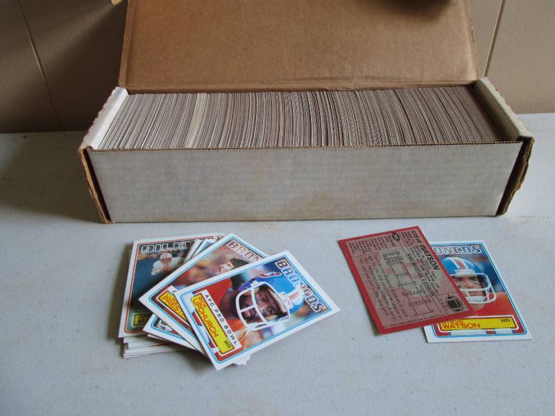 Box of 1983 Topps football sports c...