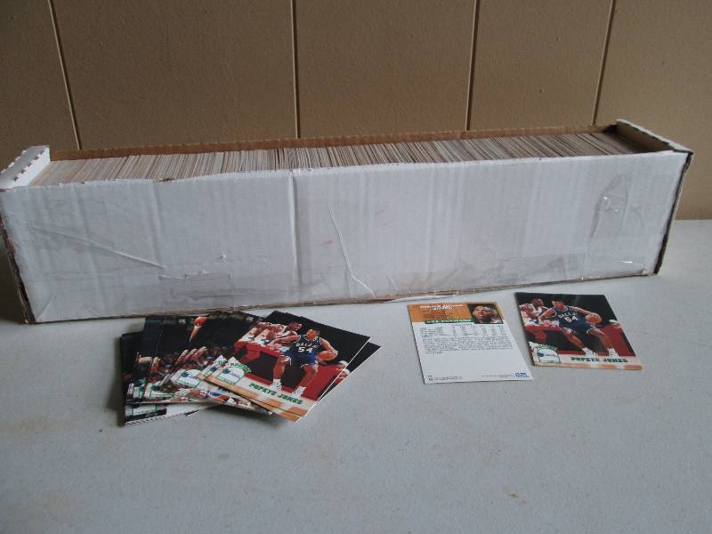 Box of 1993-1994 Hoops basketball s...