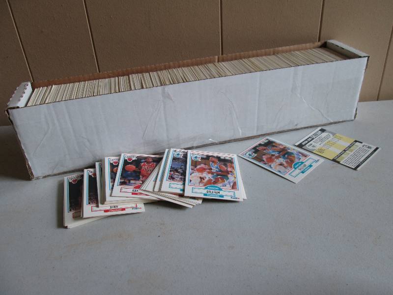 Box of 1992-1993 Fleer ultra basket...