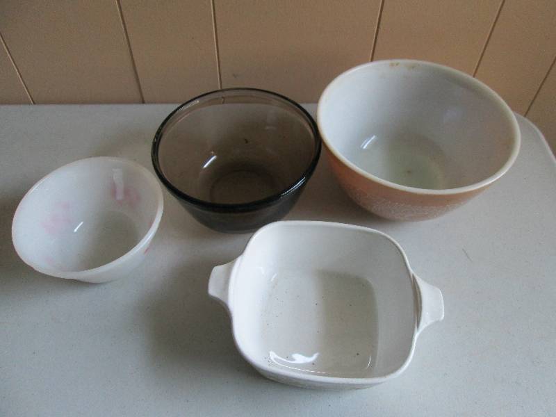 1 pyrex bowl, 1 Anchor ovenware mix...