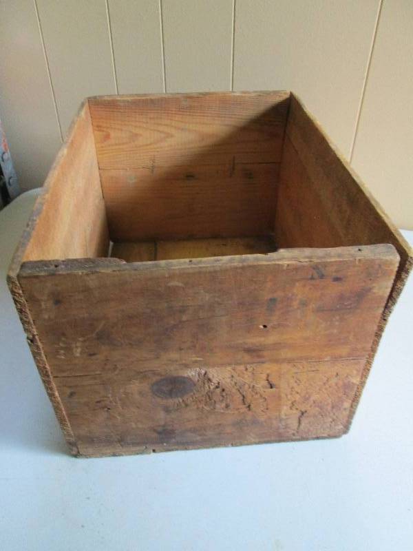 Vintage solid wood box, in good con...