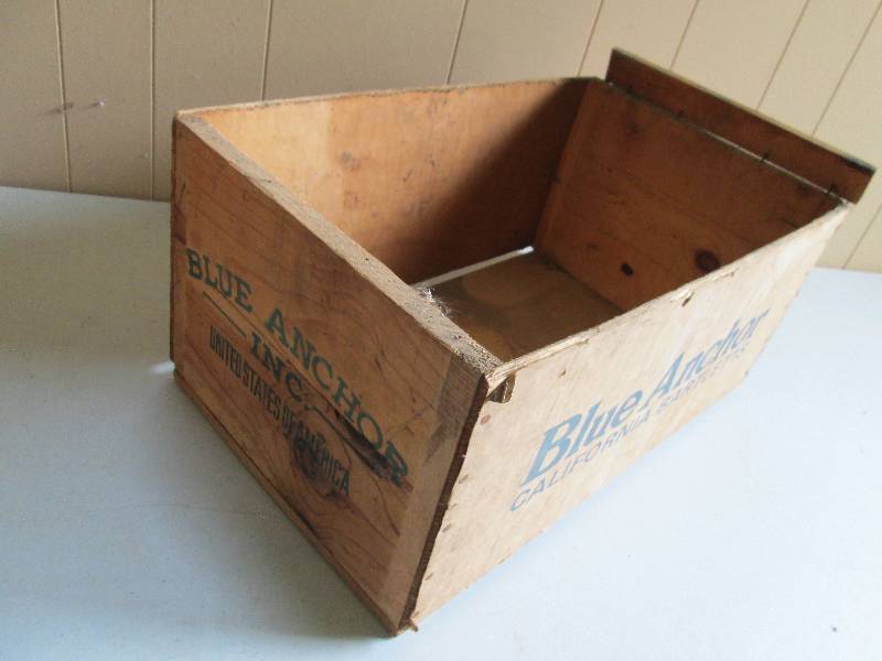 Very old Barlett Pears fruit box...