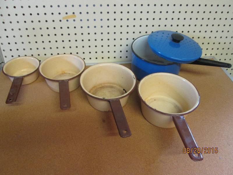 Collectors pots, 1 blue enamel wit...