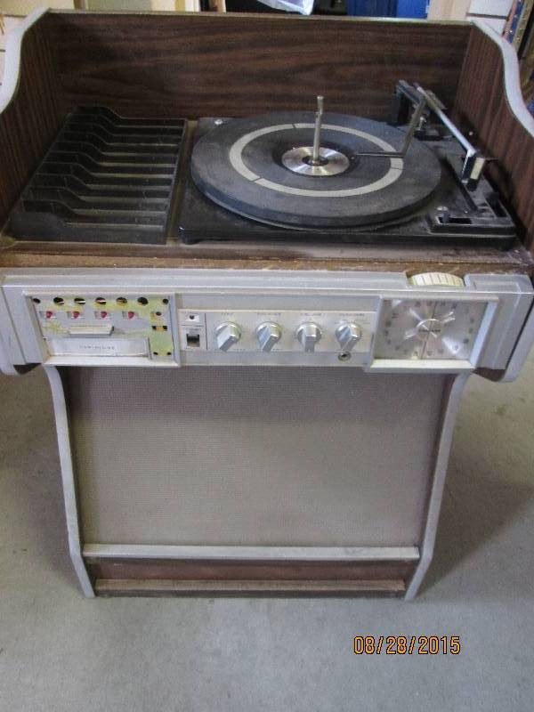 Vintage turntable and radio, works ...
