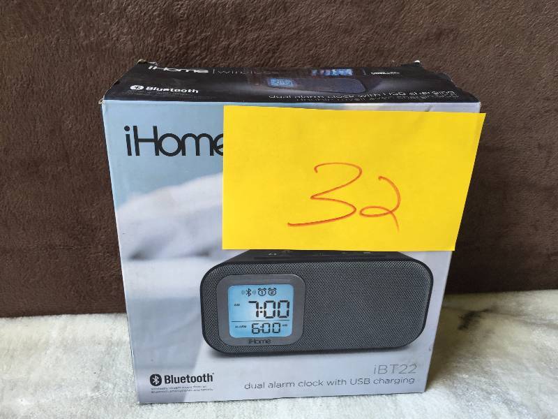 lot 32 image: iHome Dual alarm Clock with USB Charging