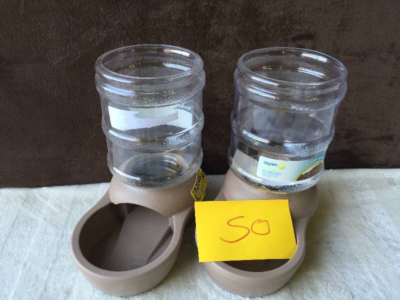 lot 50 image: Lot of Pet Feeder