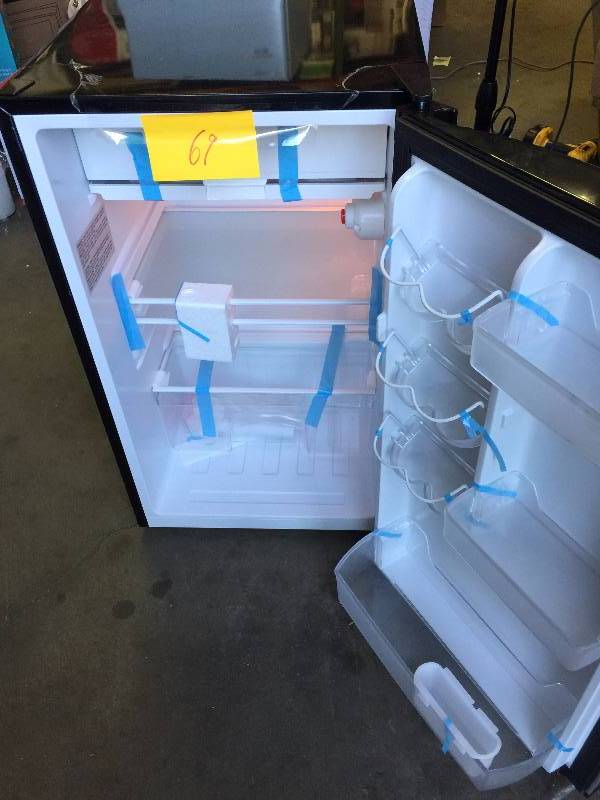 lot 69 image: Magic Chef 4.4 Mini Fridge