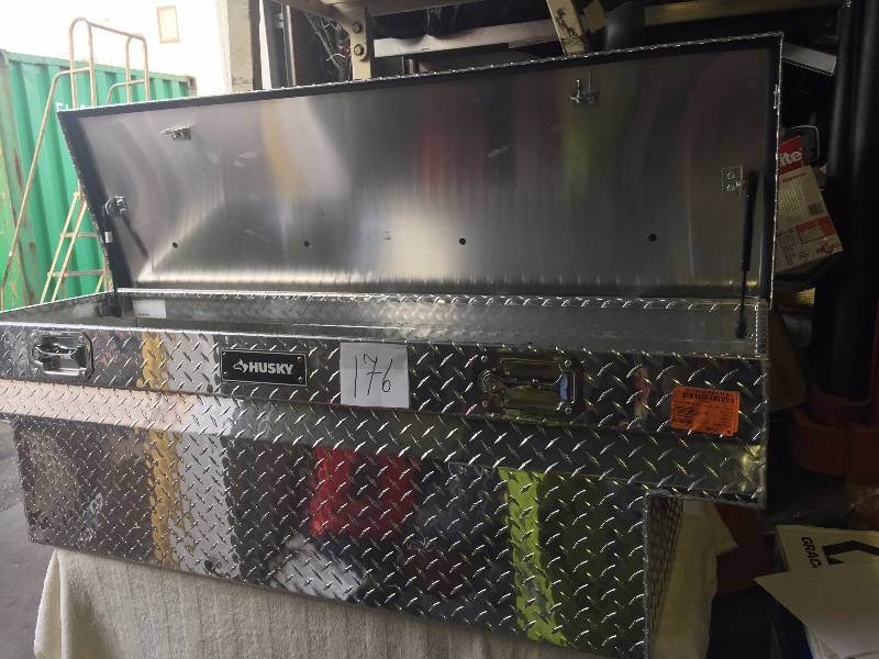 lot 176 image: Husky Low  Profile Truck Box Silver - damaged on handle