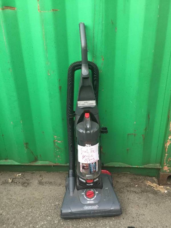 lot 177 image: Dirt Devil Cleanpath Vacuum Used tested works, missing attachments