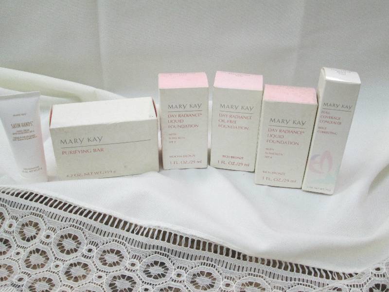 lot 16 image: Mary Kay Satin hands -hand cream wi...