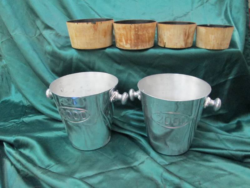 lot 4 image: Qty 2    2000-ice cube bucket  and ...