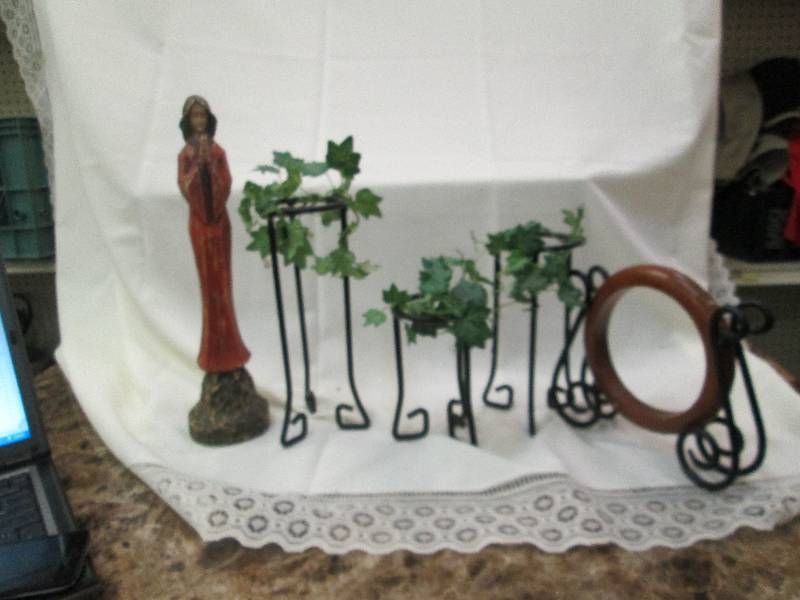 lot 28 image: Women praying, 3 different size can...