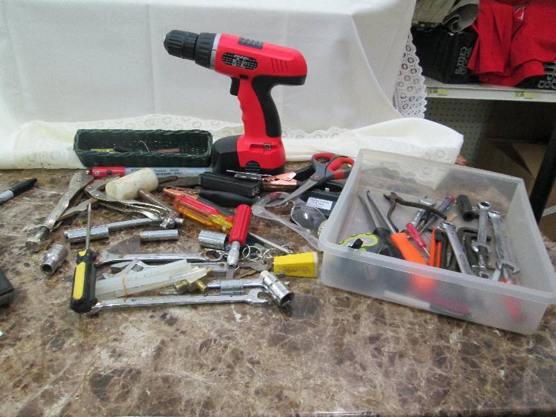 lot 29 image: Cordless drill, screw drivers, smal...