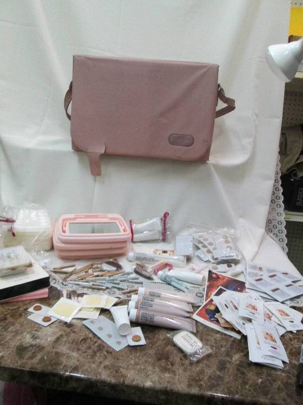 lot 43 image: Mary Kay case with samples, mirrors...