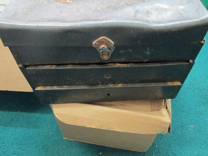 lot 53 image: Metal tool container with tools ins...