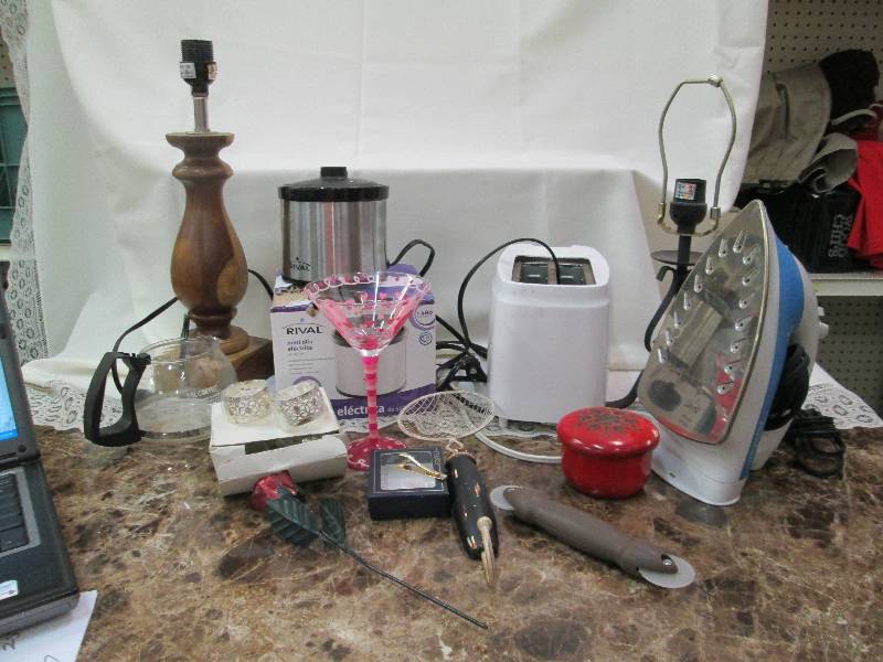 lot 58 image: Toaster, Mini Olla electrica, margi...