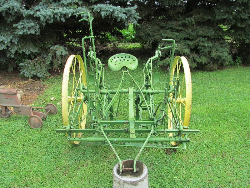 lot 11 image: John Deere Single Row Horse Cultivator