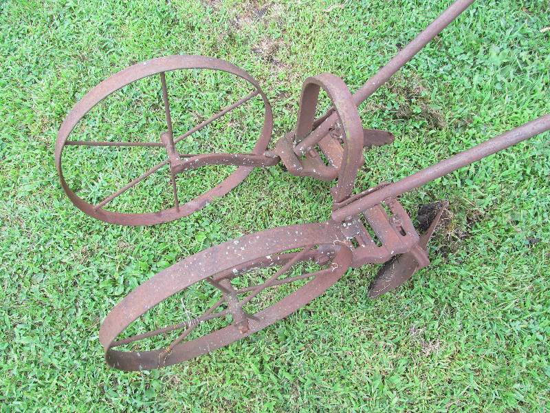 lot 100 image: Row Cultivator