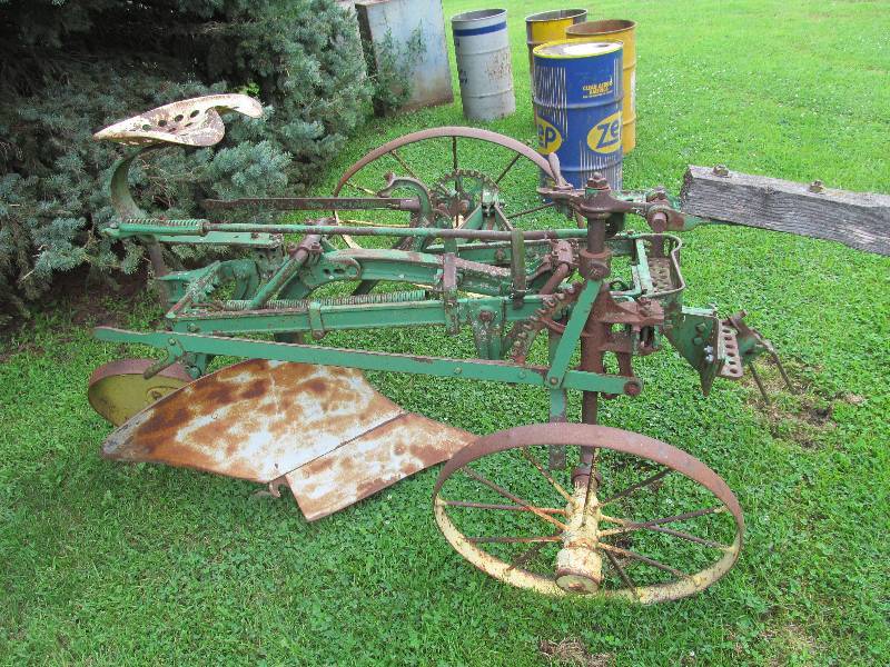 lot 21 image: John Deere,Single bottom Horse plow