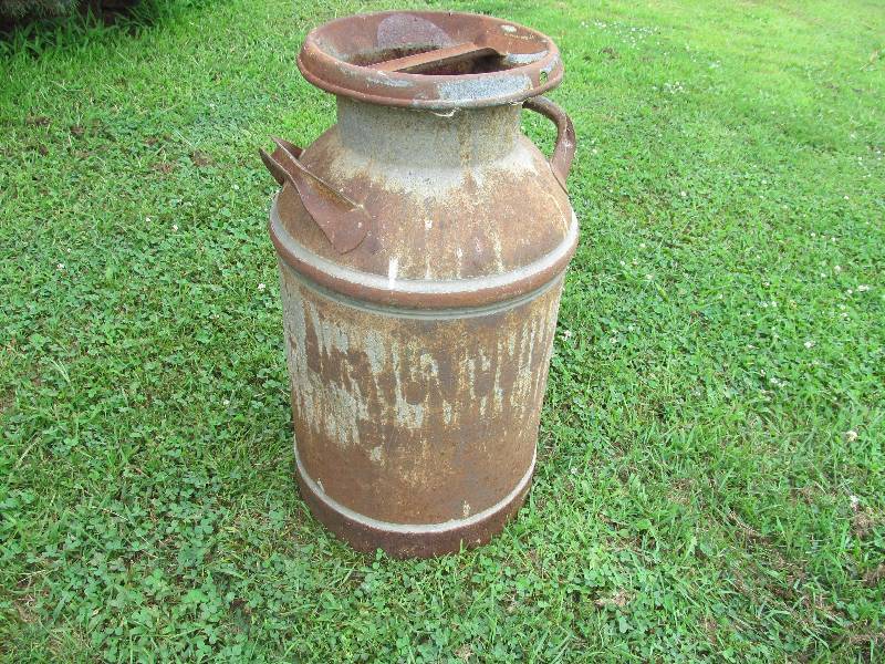 lot 32 image: Vintage Milk Can