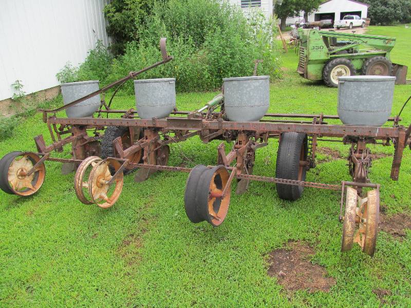 lot 41 image: International 4 Row Planter