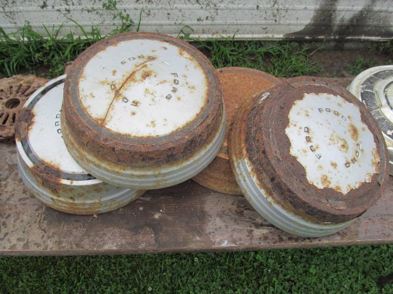 lot 61 image: 79 Ford hub caps