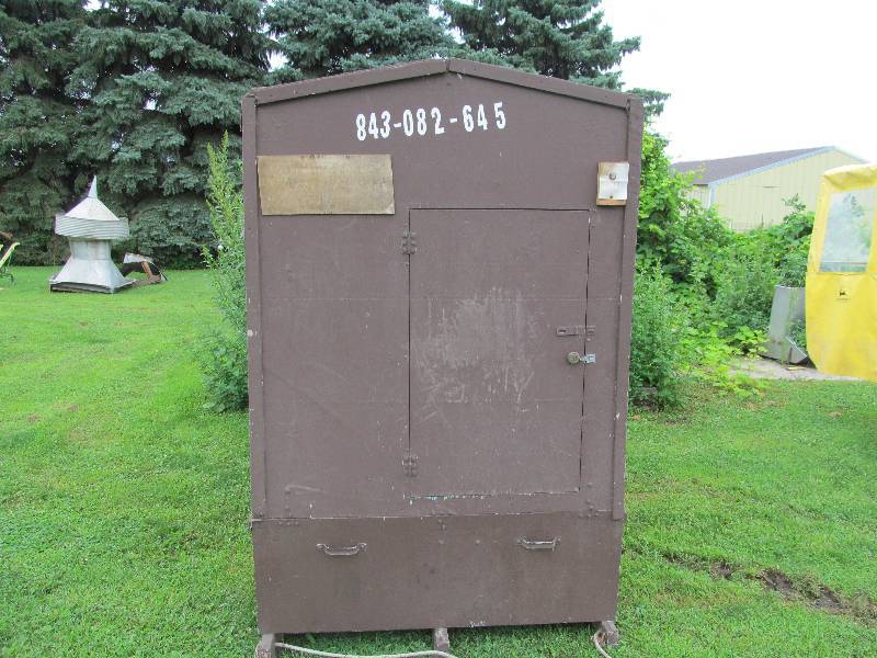 lot 72 image: Portable fish house