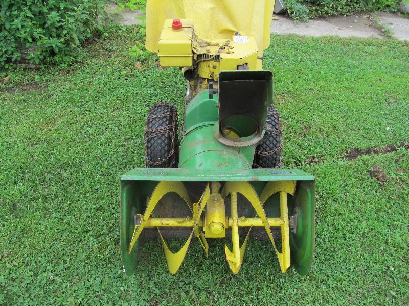 lot 10 image: John Deere Snow blower