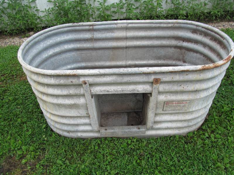 lot 82 image: CattleHog waterer