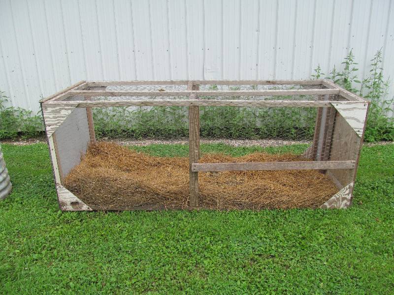 lot 83 image: Rabbit cage