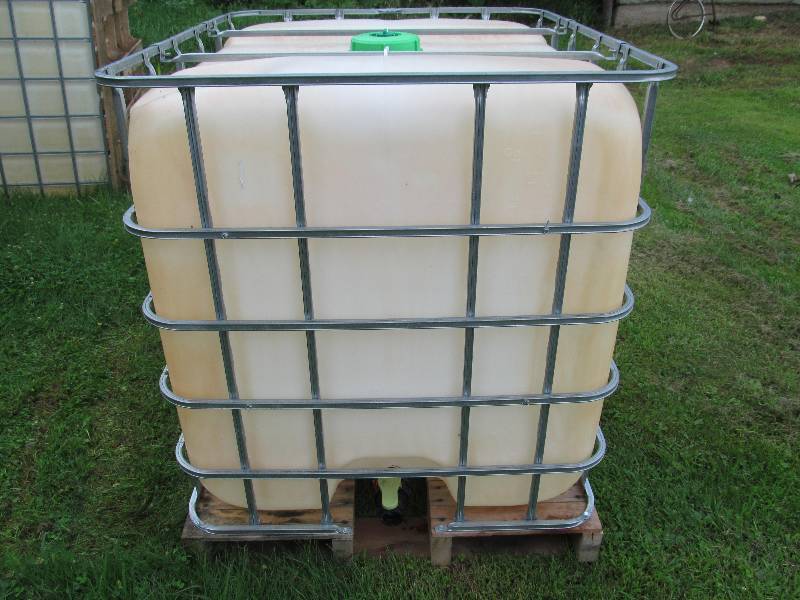 lot 99 image: 325 gallon reinforced water tank