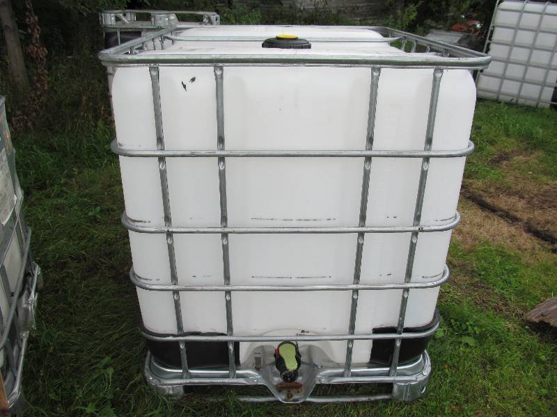 lot 73 image: 325 gallon reinforced water tank
