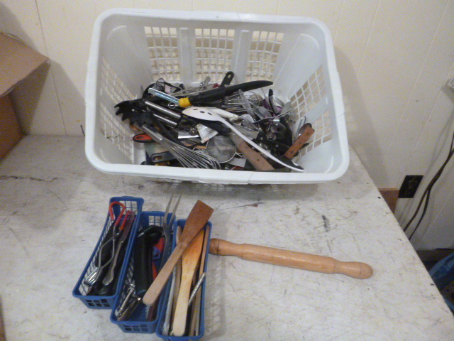 lot 23 image: Miscellaneous Kitchen Utensils