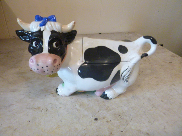 lot 61 image: Cow Cookie Jar