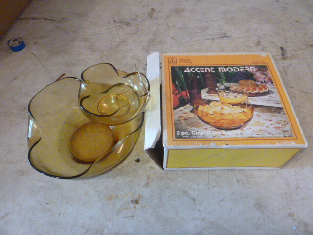 lot 81 image: Anchor Hocking 3 Piece Chip and Dip Set