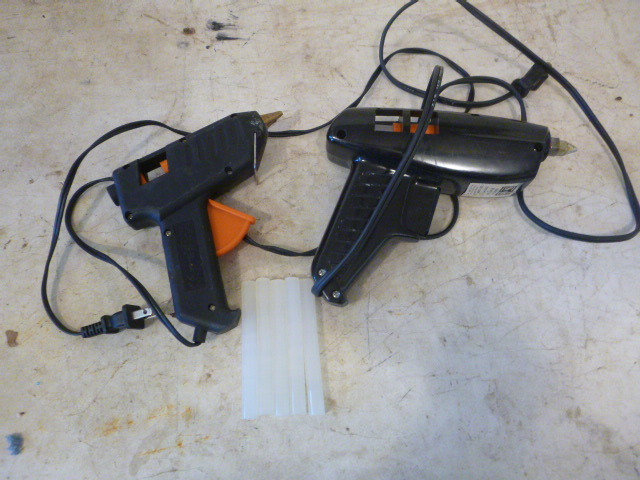lot 98 image: 2 Glue Guns