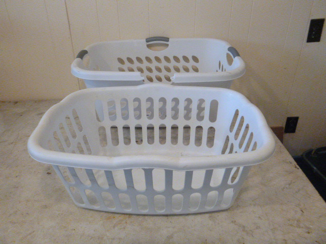 lot 102 image: 2 Laundry Baskets