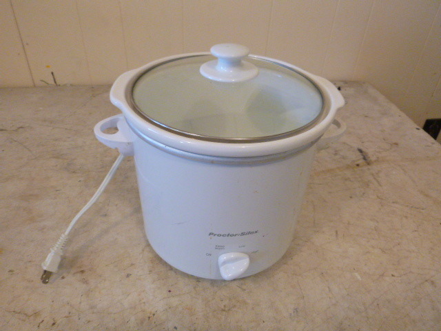 lot 104 image: Proctor Silex Crock Pot