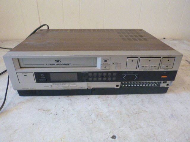 lot 128 image: Hitachi VHS Tape Player