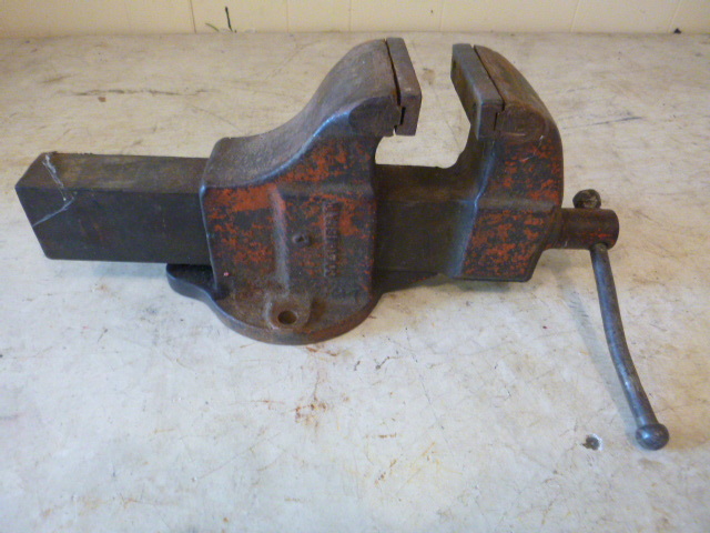 lot 129 image: Columbian Bench Vise