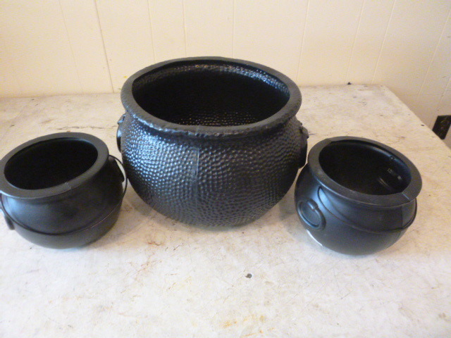 lot 131 image: 3 Witches Cauldrons