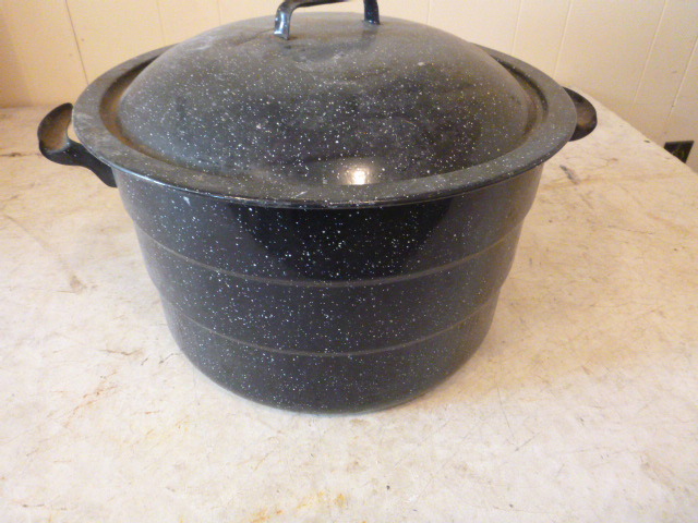 lot 137 image: Enamel Canner