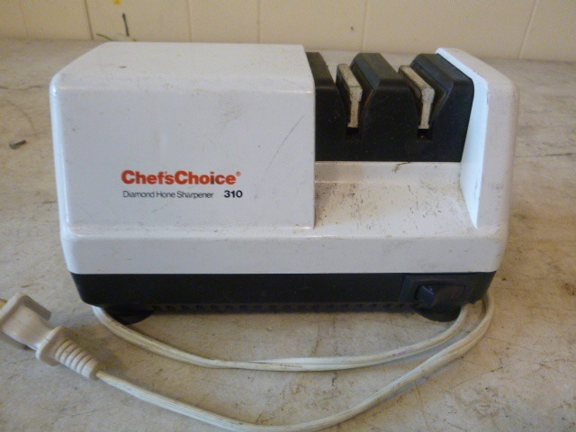 lot 174 image: Chefs Choice Diamond Hone Knife Sharpener