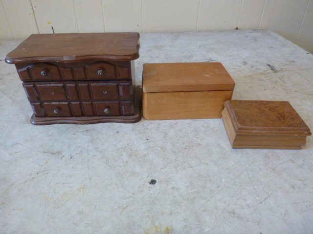 lot 190 image: 3 Jewelry Boxes