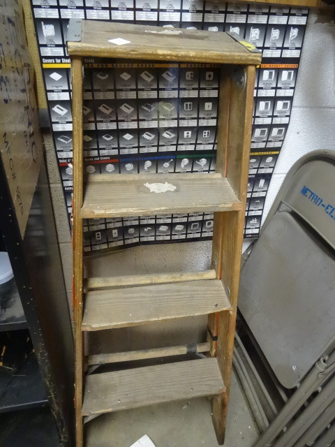 Wood Step Ladder