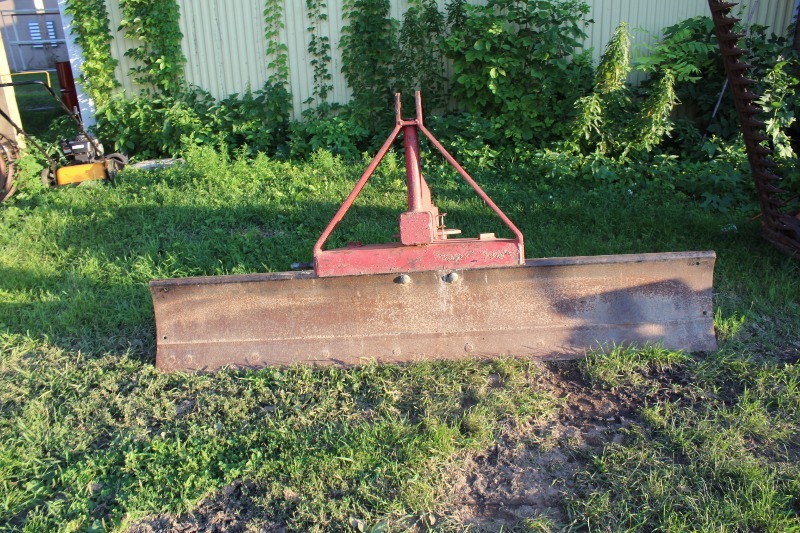 lot 1 image: Tilt and Angle Scrape Blade