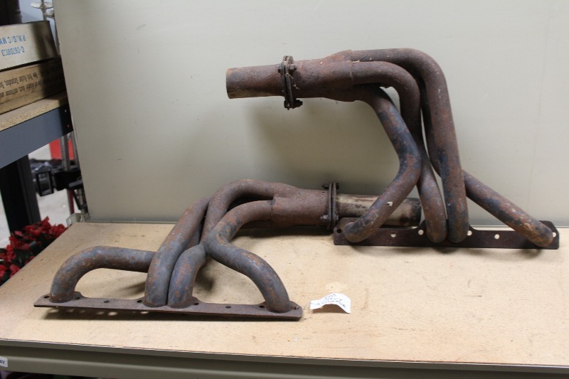 lot 76 image: Chevy 350 Exhaust Manifold