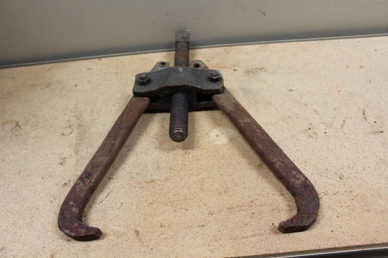 lot 18 image: Puller