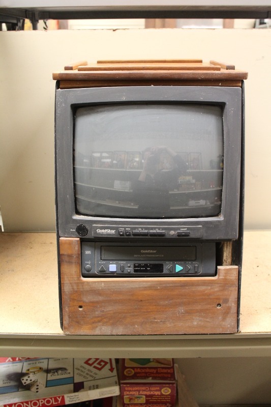 lot 13 image: Conversion Van Audio  Video System