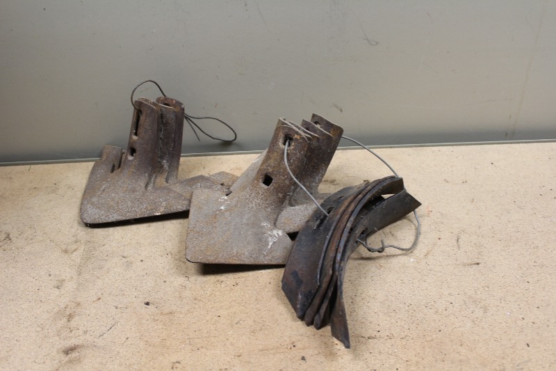 lot 22 image: Digger Heads
